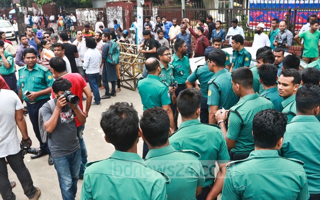 শাহবাগে গণজাগরণ মঞ্চের সমাবেশে পুলিশের বাধা