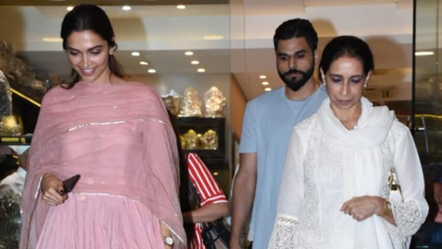মায়ের সঙ্গে বিয়ের শপিংয়ে ব্যস্ত দীপিকা?