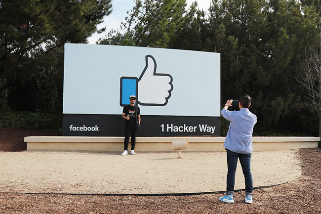 মোবাইল প্রতিষ্ঠানকে গোপনীয় তথ্য দিয়ে দিচ্ছে ফেসবুক