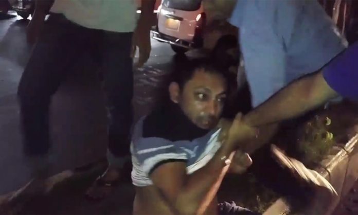 অতঃপর বসিয়ে দিলাম ওই জানোয়ারের কানের নিচে আমার বাম হাতের পাঁচ আংগুলের চিহ্ন.