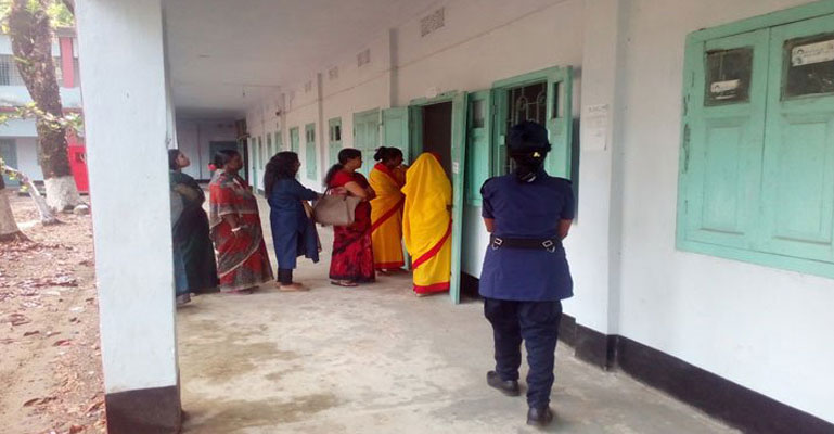 ঢাকা-৫ ও নওগাঁ-৬ আসনে ভোটগ্রহণ চলছে