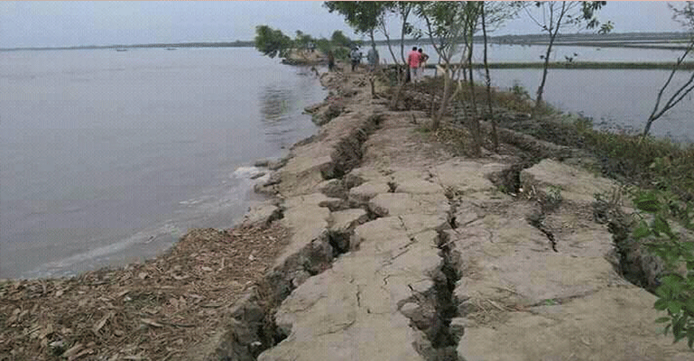 সাতক্ষীরায় বেড়িবাঁধ সংস্কারে ব্যাপক অনিয়মের অভিযোগ
