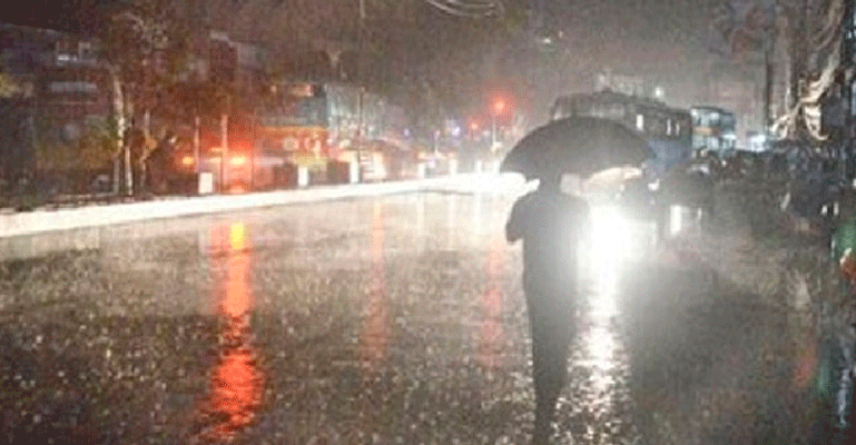 রাজধানীতে হঠাৎ বৃষ্টিতে জনদুর্ভোগ