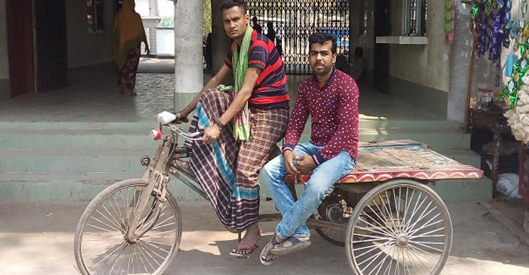 দিনে ভ্যান চালান, রাতে করেন পড়ালেখা