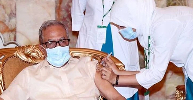 টিকার প্রথম ডোজ নিলেন রাষ্ট্রপতি