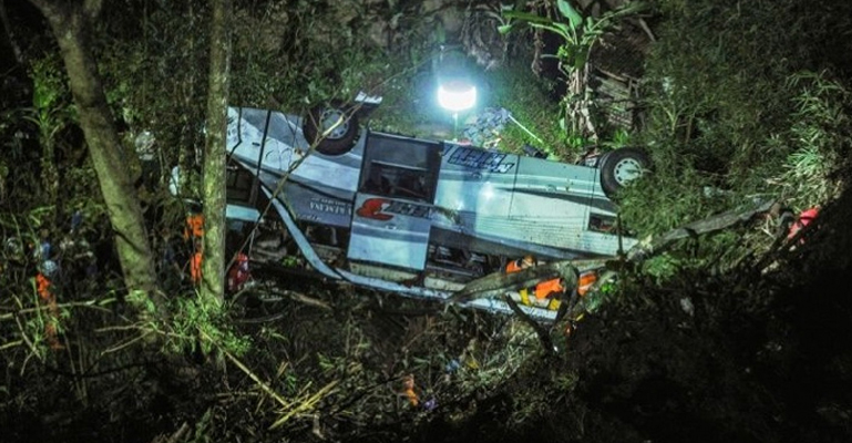 ইন্দোনেশিয়ায় স্কুল বাস খাদে, নিহত ২৭