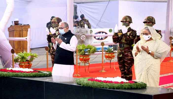 বঙ্গবন্ধুর প্রতিকৃতিতে শ্রদ্ধা জানালেন রাষ্ট্রপতি ও প্রধানমন্ত্রী