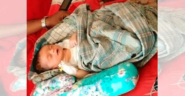 শ্যামনগরে কুড়িয়ে পাওয়া শিশু পেল মা-বাবার কোল