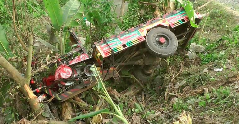 ভাঙ্গায় নসিমনে ট্রেনের ধাক্কা, নিহত ২