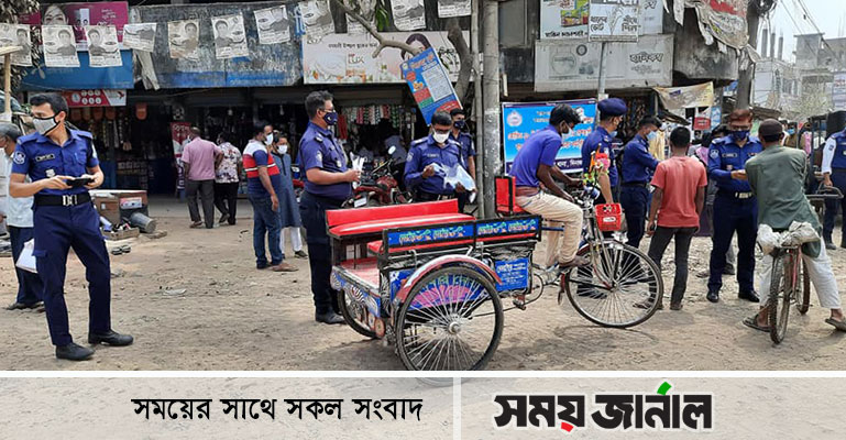 হিলিতে পুলিশের মাস্ক বিতরণ