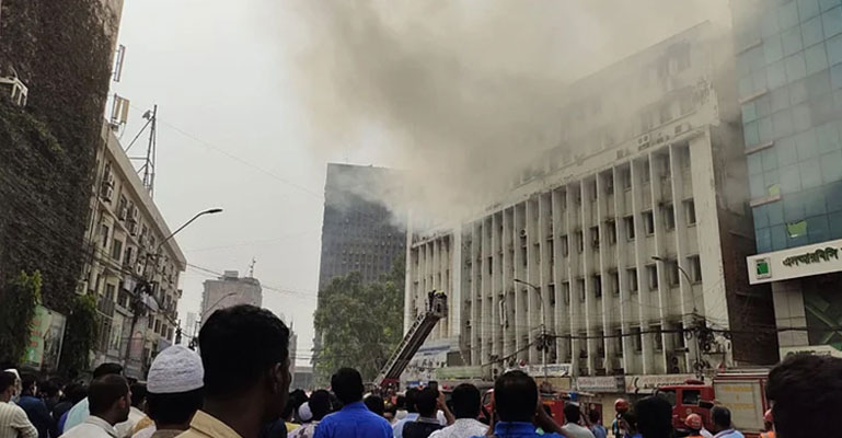 রাজধানীতে এনআরবিসি ব্যাংক ভবনে আগুন