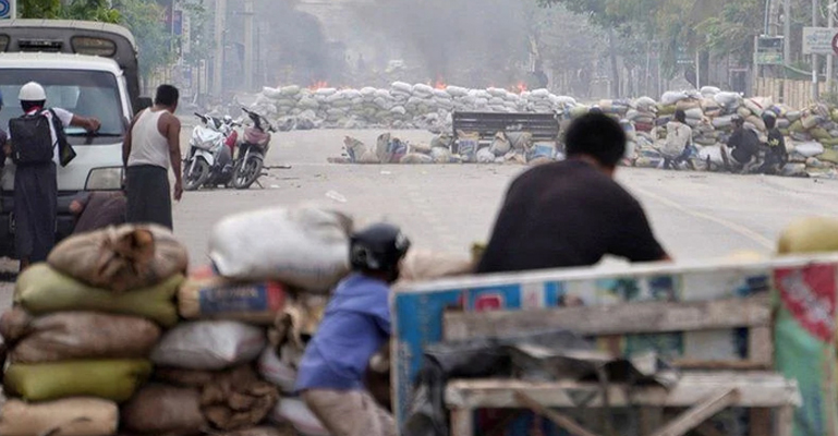 মিয়ানমারে বাবার কোলে থাকা শিশুকে গুলি করে হত্যা