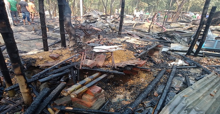 নীলফামারীর কিশোরগঞ্জে আগুনে পুড়েছে ১৪ পরিবারের সর্বস্ব