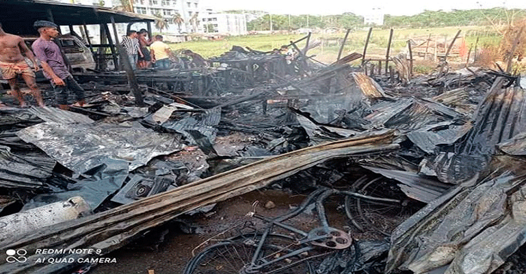 বরগুনায় আগুনে ১৪ দোকান পুড়ে ছাই