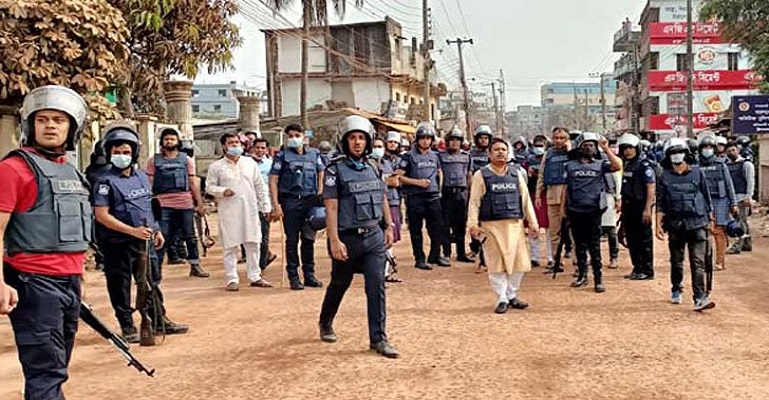 হাটহাজারীতে মাদ্রাসাছাত্র-পুলিশ সংঘর্ষে নিহত ৪