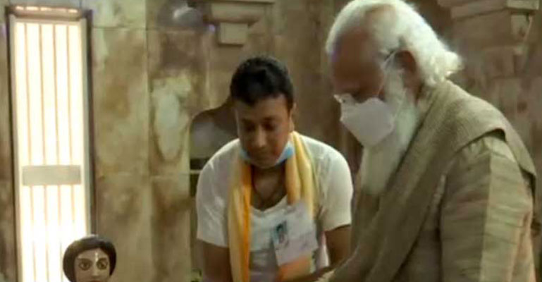 কাশিয়ানির ঠাকুরবাড়ীতে নরেন্দ্র মোদী