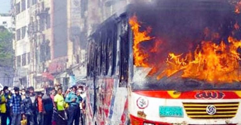 রাজধানীতে পুলিশ বক্সের সামনে যাত্রীবাহী বাসে আগুন