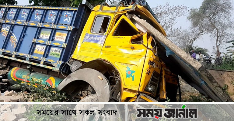 ব্যাটারিচালিত ভ্যানে ট্রাকের ধাক্কা, বাবা-ছেলে নিহত