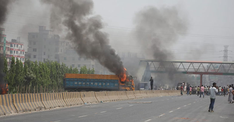 ঢাকা-চট্টগ্রাম মহাসড়কে ৫ যানবাহনে আগুন, গুলিবিদ্ধ ১