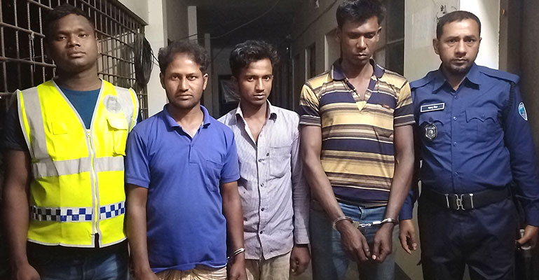 মধ্যরাতে রাস্তার গাছ কাটার সময় ৩ চোর হাতেনাতে ধরা