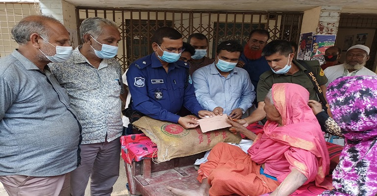 ফেলে যাওয়া মা’কে ছেলের হাতে তুলে দিলো প্রশাসন