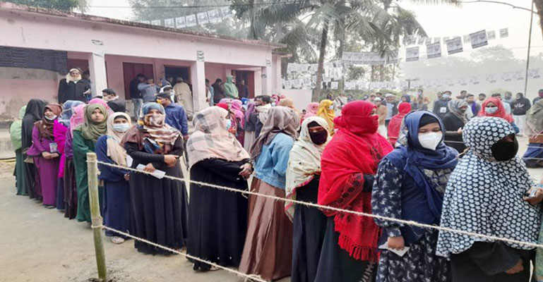 ৪ পৌরসভায় ভোটগ্রহণ চলছে