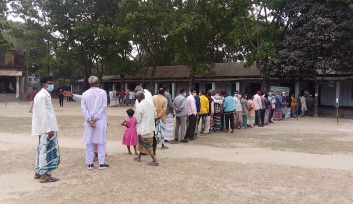 ঠাকুরগাঁও পৌরসভার স্থগিত হওয়া ওয়ার্ডেভোটগ্রহণ চলছে