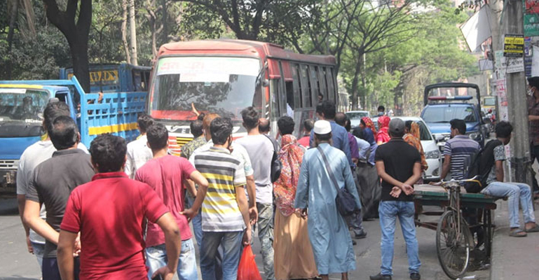 রাজধানীতে বাস না পেয়ে যাত্রীদের বিক্ষোভ