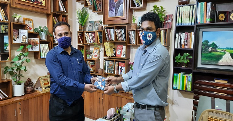 হিলি কাস্টমসের উদ্যোগে সাংবাদিকদের মাঝে মাস্ক বিতরণ