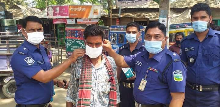 মেলান্দহে পুলিশের মাস্ক বিতরণ