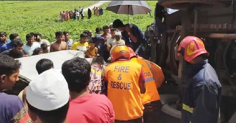 ধামরাইয়ে বাস-মাইক্রোবাস মুখোমুখি সংঘর্ষ, আহত ৭