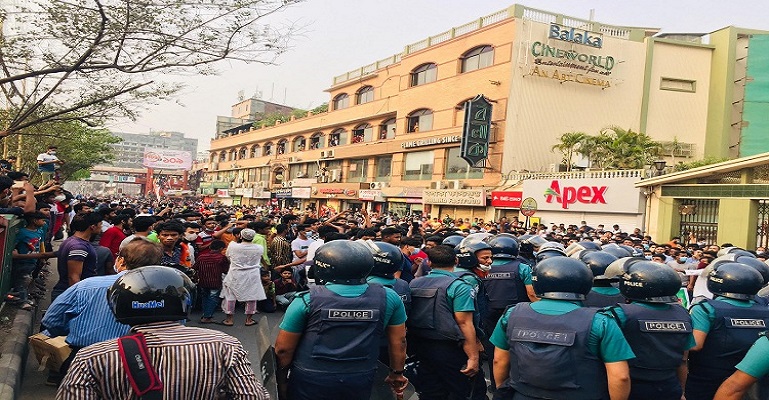 মার্কেট খোলা রাখার দাবিতে সড়কে নিউমার্কেটের ব্যবসায়ীরা