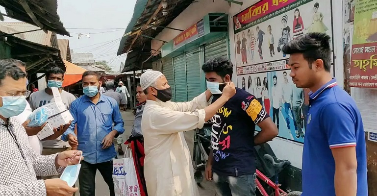 হিলিতে ঔষধ ব্যবসায়ীদের মাস্ক বিতরণ
