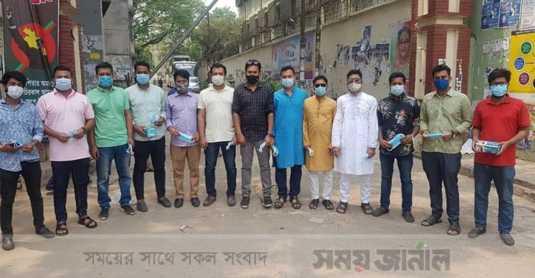 করোনা সচেতনায় জবি ছাত্রলীগের মাস্ক বিতরণ
