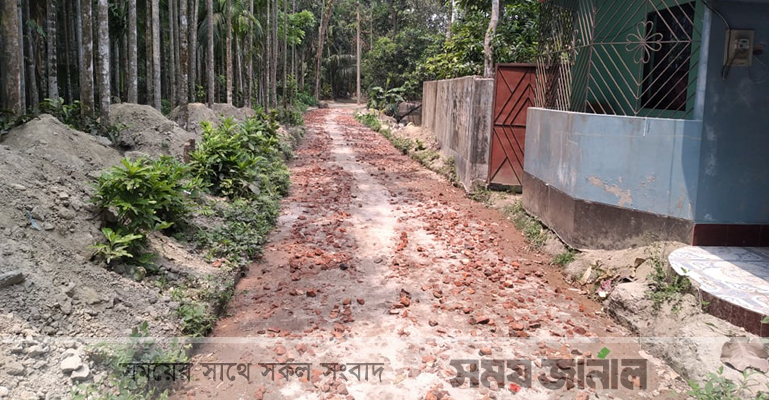রাস্তা নির্মাণে অনিয়মের অভিযোগ, কাজ বন্ধ করল গ্রামবাসী