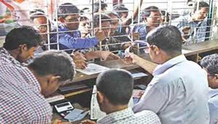 ব্যাংক থেকে টাকা তোলার হিড়িক, বাজারে ক্রেতাদের ঢল