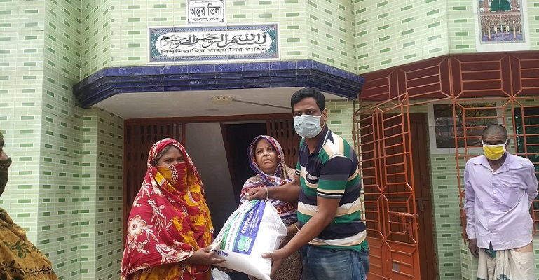 দিঘাপতিয়ায় শতাধিক ব্যক্তিকে খাদ্যসামগ্রী বিতরণ করলেন সোহাগ