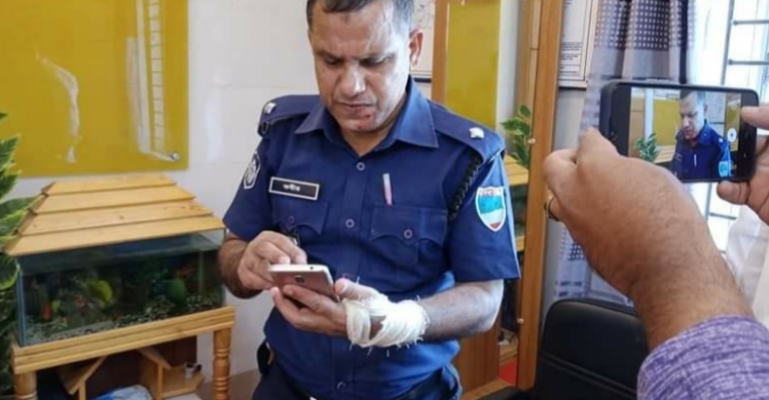 হেফাজত কর্মীদের হামলায় ওসিসহ ৭ পুলিশ আহত