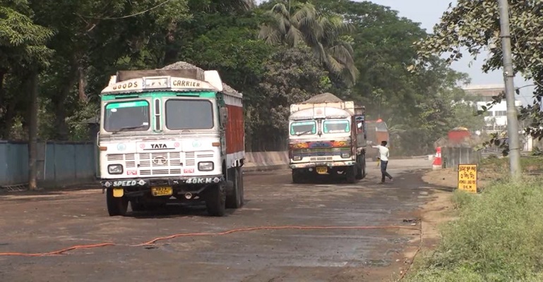 ভোমরা স্থলবন্দরে ভারতীয় ট্রাক চালক-হেলপাররা অবাধে ঘুরছে