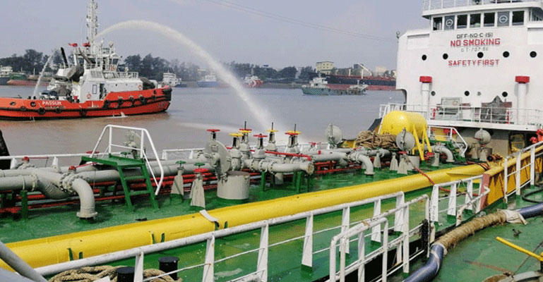 কর্ণফুলী নদীতে তেল ট্যাংকারে আগুন, নিহত ২