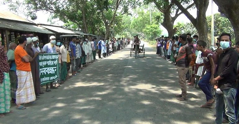 মসজিদের ক্যাশিয়ারের উপর এ্যাসিড নিক্ষেপ, শাস্তির দাবিতে হিলিতে মানববন্ধন