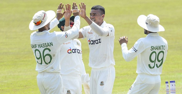 লঙ্কানদের ইনিংস ঘোষণা, ব্যাটিংয়ে বাংলাদেশ