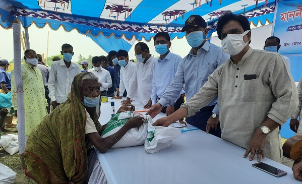 জয়পুরহাটে কর্মহীন ক্ষুদ্র নৃ-গোষ্ঠি মানুষের মাঝে খাদ্য সামগ্রী বিতরণ