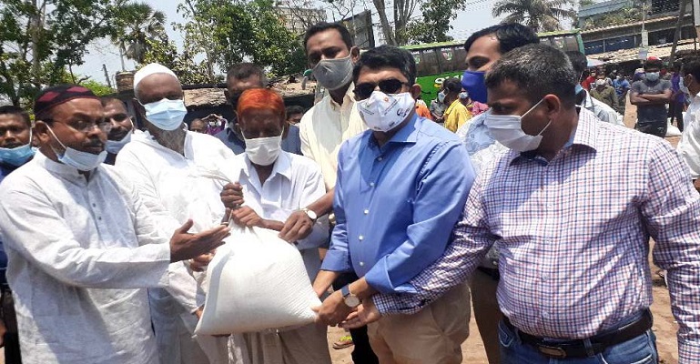 বাগেরহাটে শ্রমিকদের মাঝে খাদ্য বিতরণ