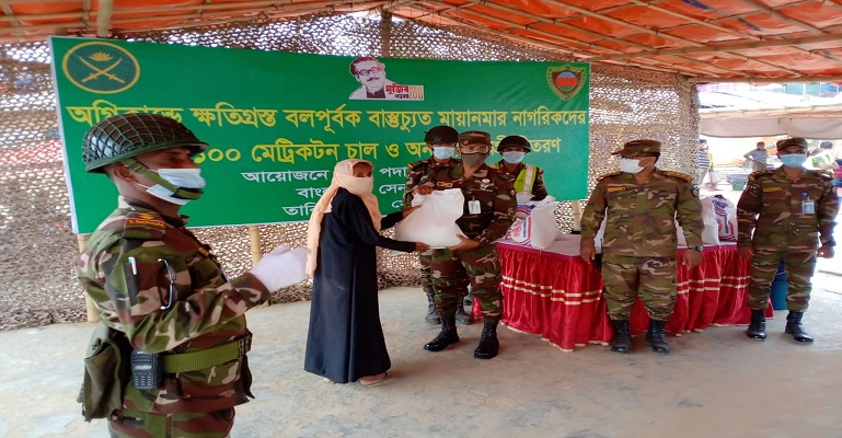 সেনাবাহিনীর সাহায্য পেল অগ্নিকাণ্ডে ক্ষতিগ্রস্ত ৪২২৮ রোহিঙ্গা পরিবার