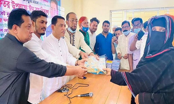 লক্ষ্মীপুরে এমপি প্রার্থী এড. নয়নের ঈদবস্ত্র বিতরণ