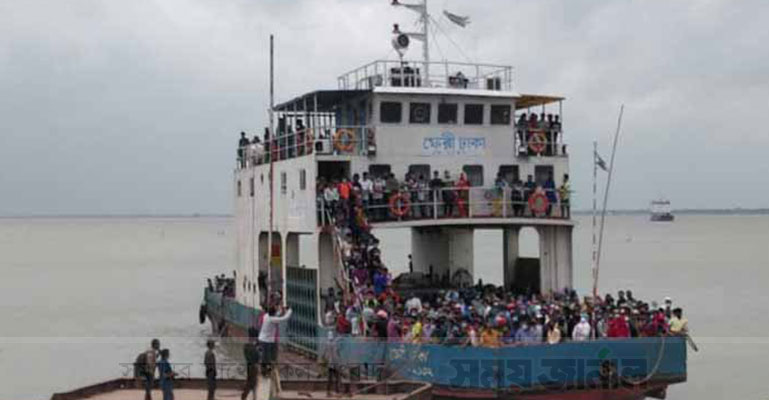 যাত্রীদের অস্বাভাবিক ভিড়: এক ফেরিতেই ১২শ’ যাত্রী!