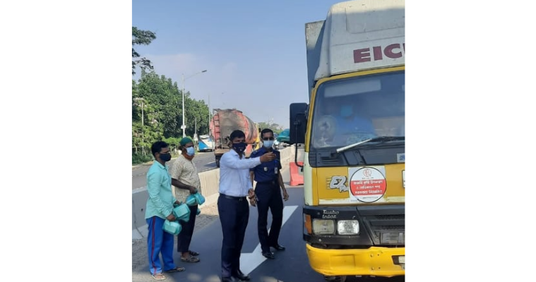 ঢাকা-চট্টগ্রাম মহাসড়কে হাইওয়ে পুলিশের ইফতার সামগ্রী বিতরণ