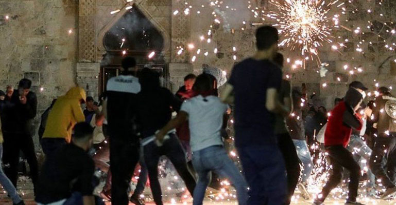 আল-আকসায় নিরস্ত্র মুসল্লিদের উপর ইহুদিদের হামলা, আহত ১৬৩