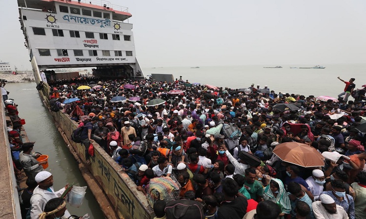 ঘরমুখো মানুষের বিড়ম্বনা এড়াতে ফেরি চলাচলে অনুমতি